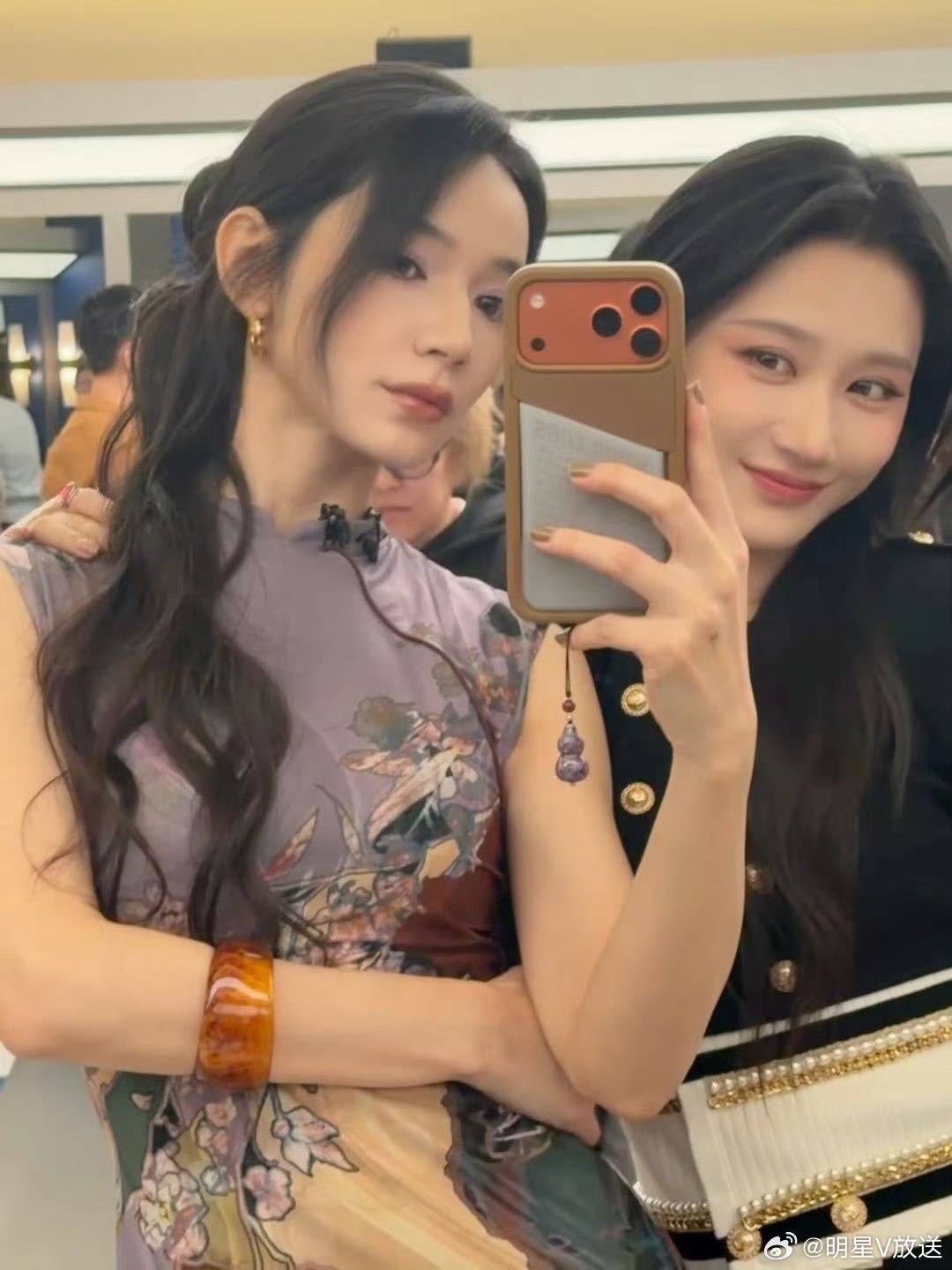 何宣林代斯对镜拍何宣林发了和代斯的搂肩照 代斯何宣林合影+1！我们40真的好好～