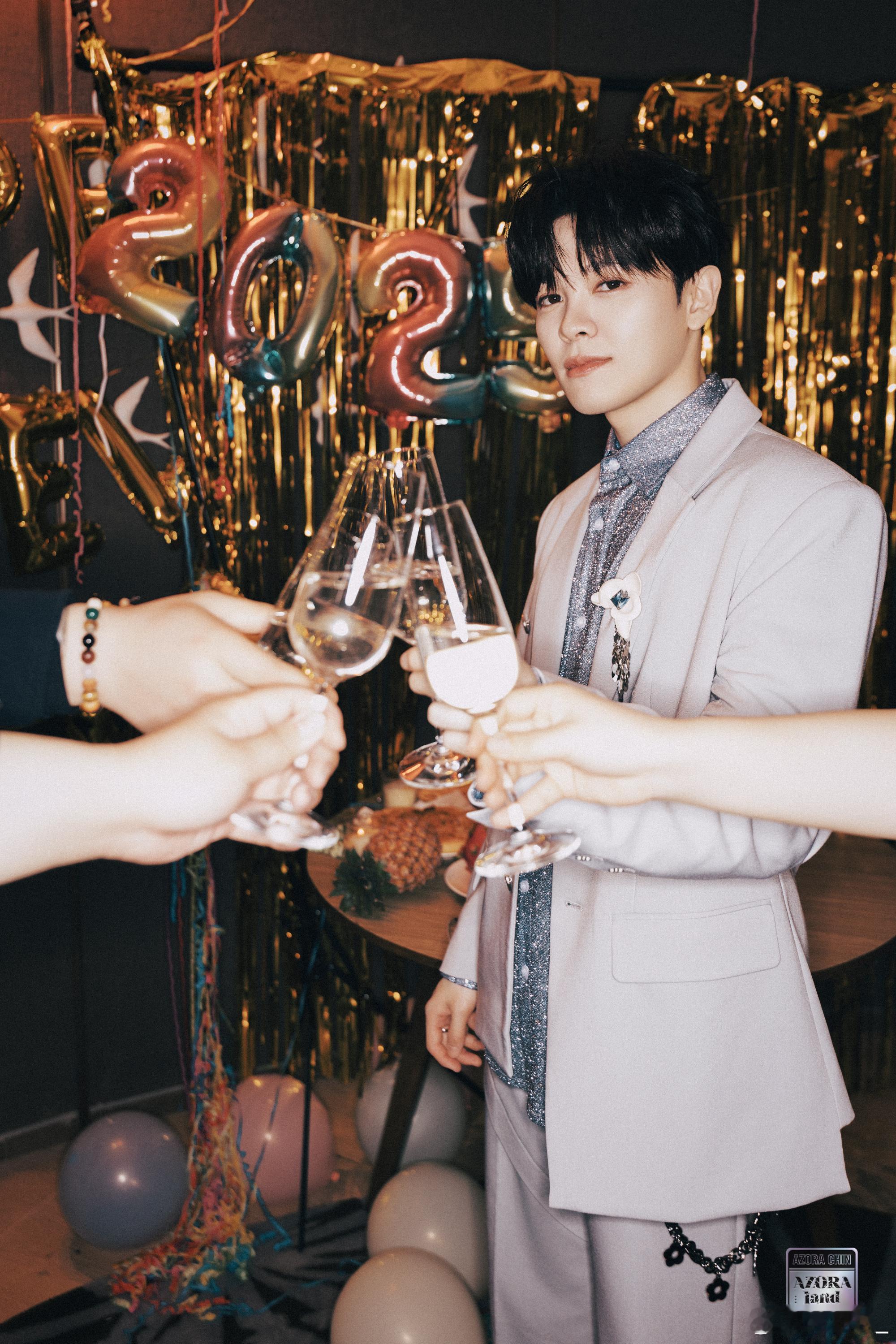 尤长靖齐思钧在聊什么 湖南卫视跨年晚会后台，尤长靖与齐思钧餐桌畅聊，气氛热烈。两