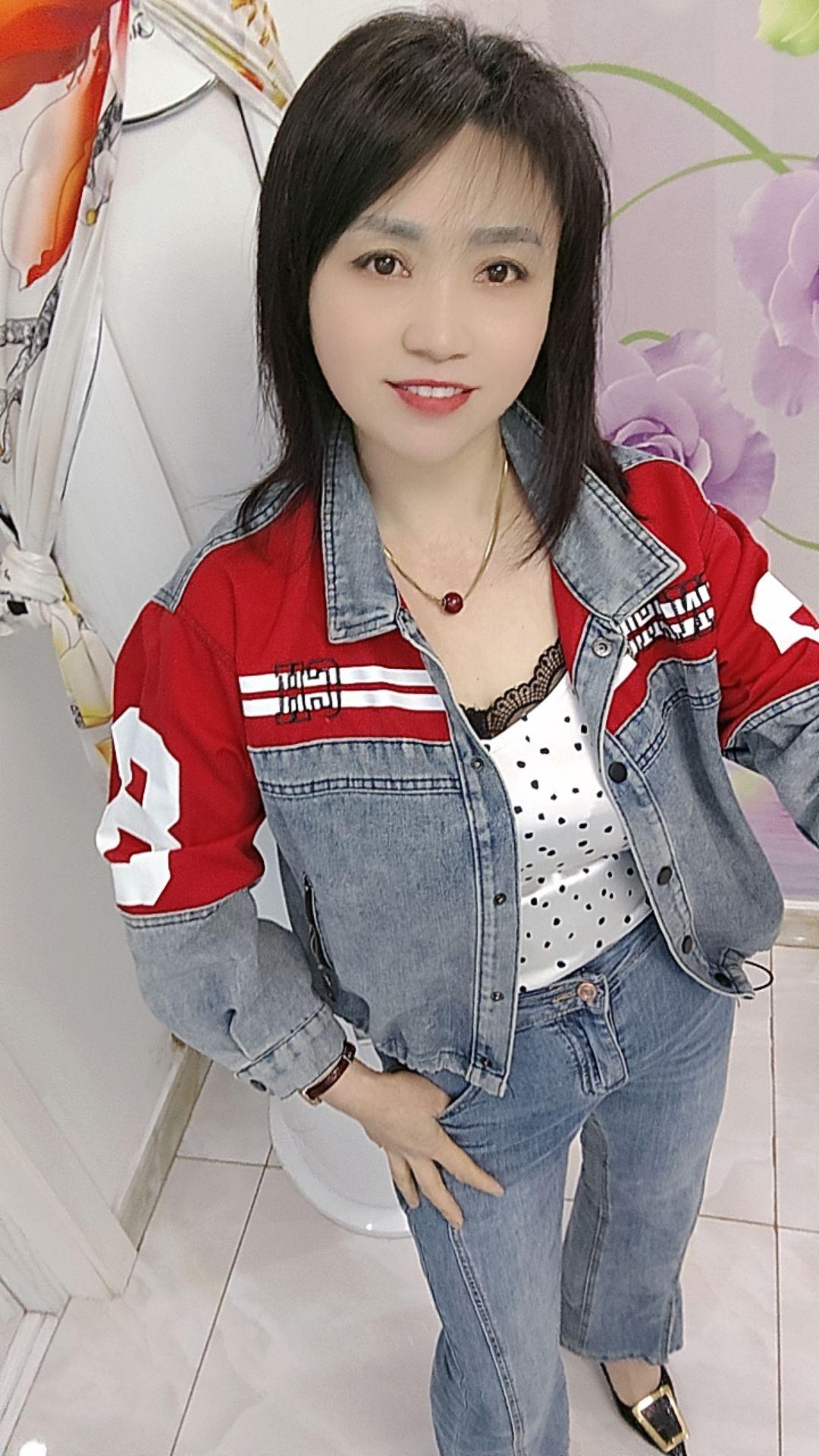 红色上衣搭配牛仔裤
