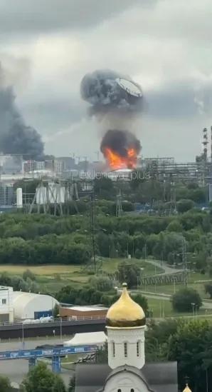 那么小的无人机，可以导致这么大的“储油罐盖顶”被炸飞了天！可见炼油厂被袭击是多么