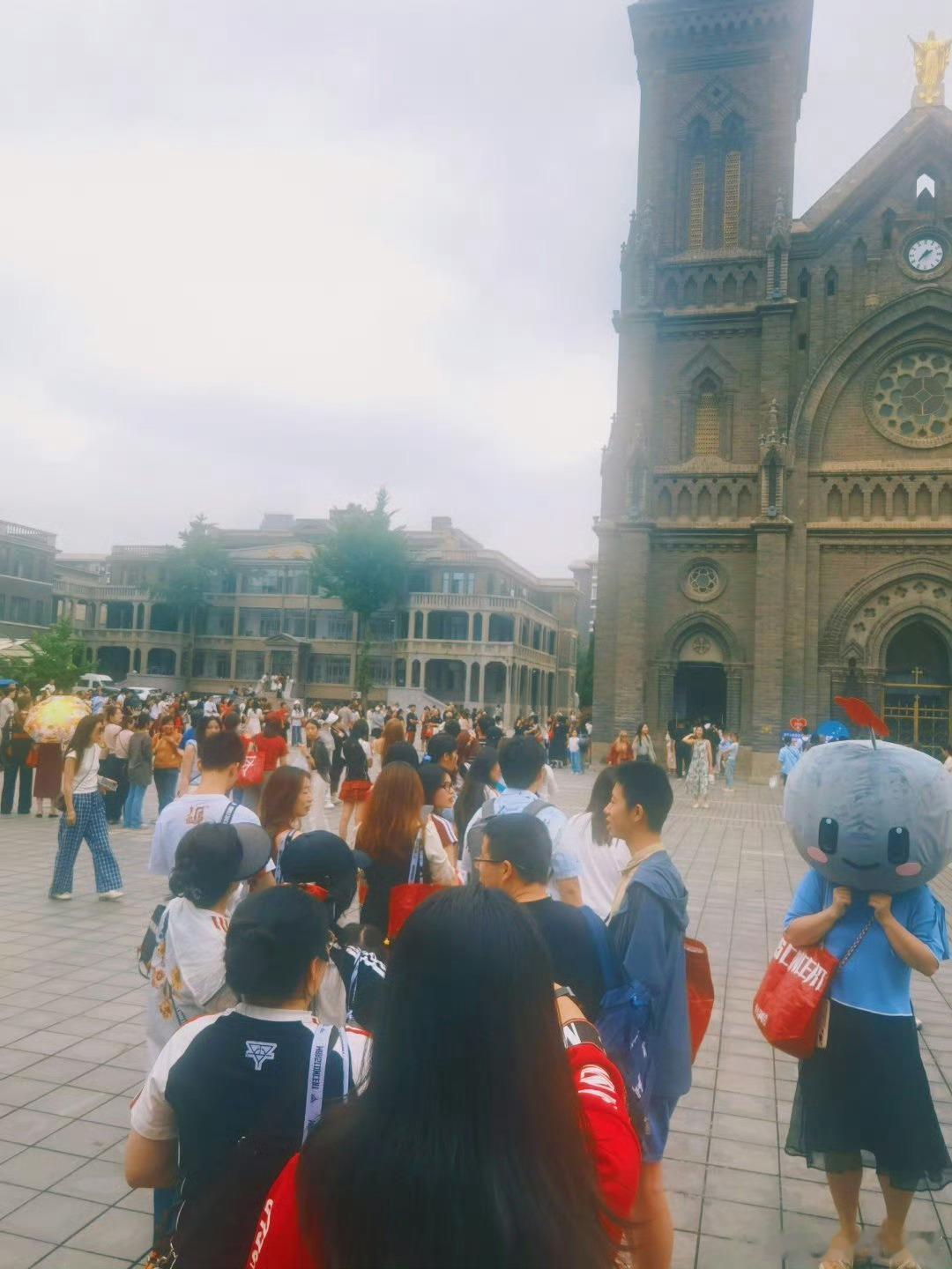 华晨宇又促成了一对恋人华晨宇的魅力不仅在舞台，还悄然促成粉丝姻缘。在那片红海之中