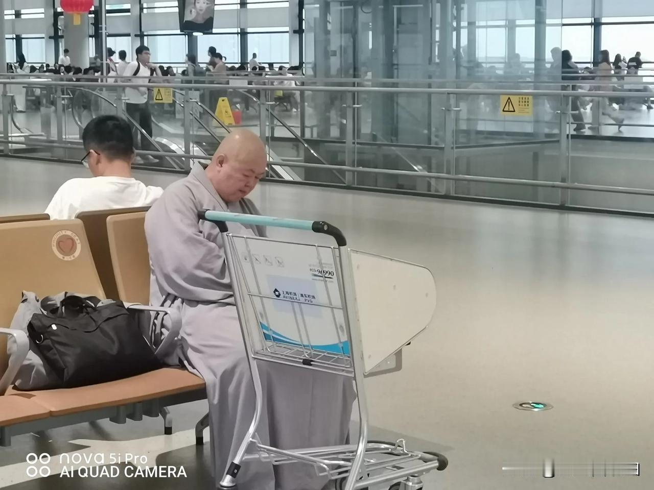 上海浦东机场偶遇大师，大家猜猜看大师是玩抖音还是快手。