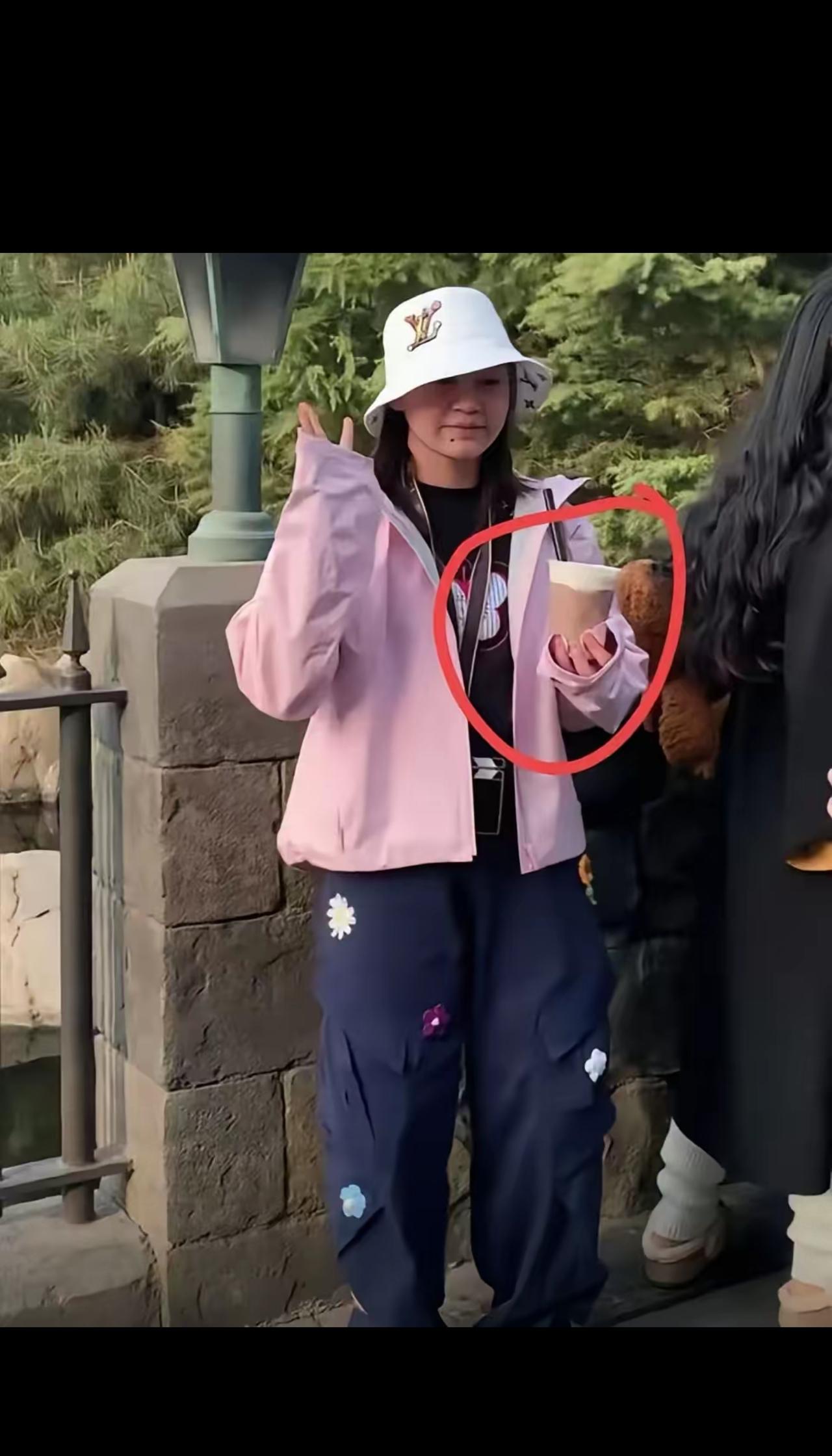 全红婵刚在镜头中说自己发育期喝水都会胖，转头就被人拍到喝奶茶，这下好了，大家都说