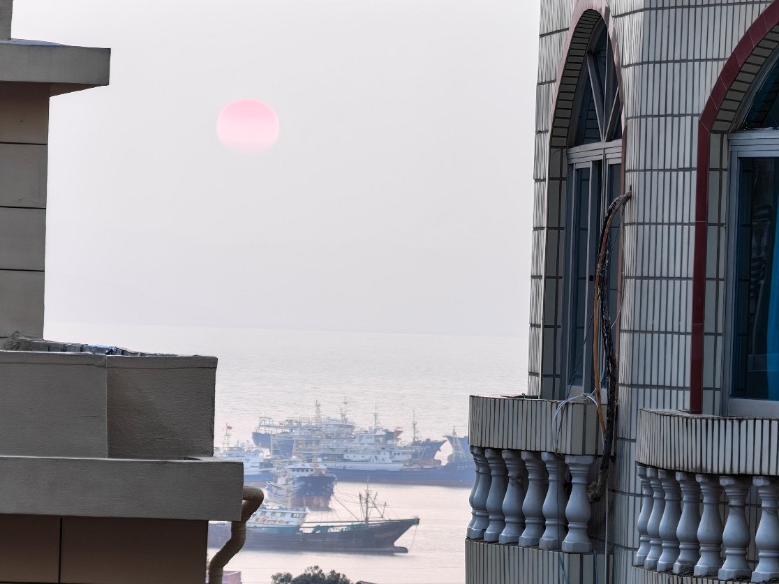 用一种饮料来形容这个落日🌇大概是桃子汽水荣耀Magic8Pro 出片太强了有手