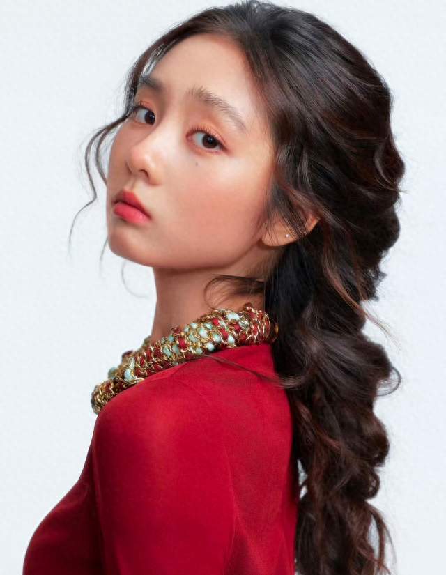 黄多多现身VOGUE盛典穿香奈儿高定，"买股"成热搜梗