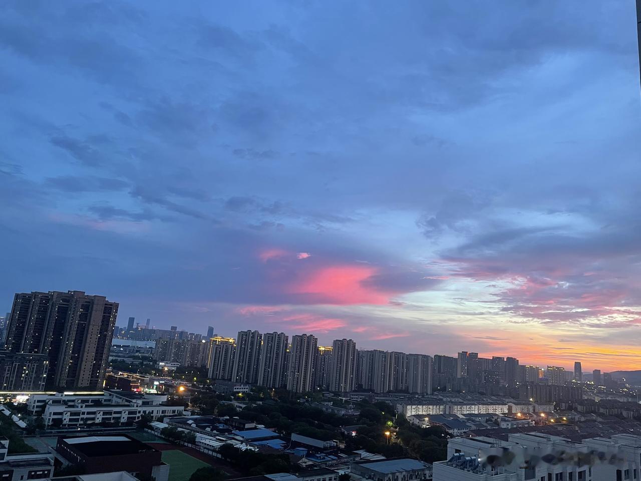 不要老想着做什么大事
我们都是一群高欲望低收入的蝼蚁
一辈子下来
能把生我们的和