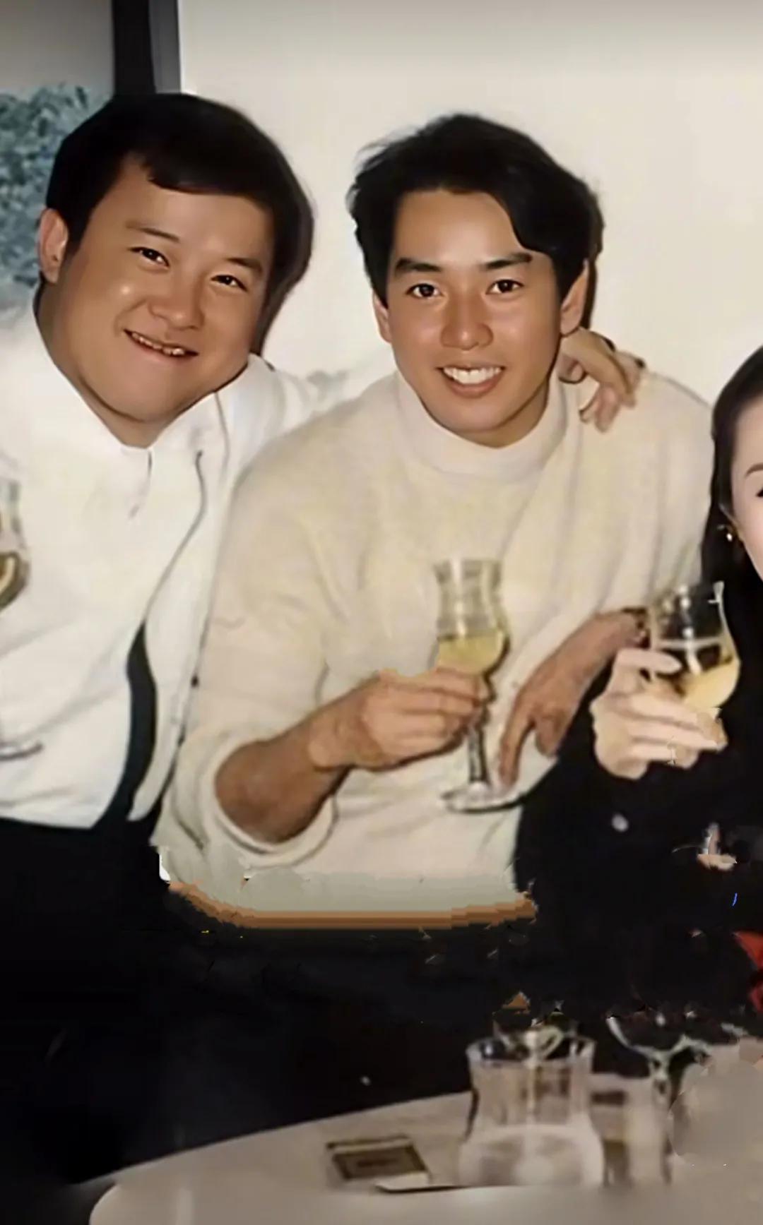 这也许是见过曾志伟最帅的一张照片了，圆圆的脸，水嫩光滑，面带微笑，眉目清秀，清新