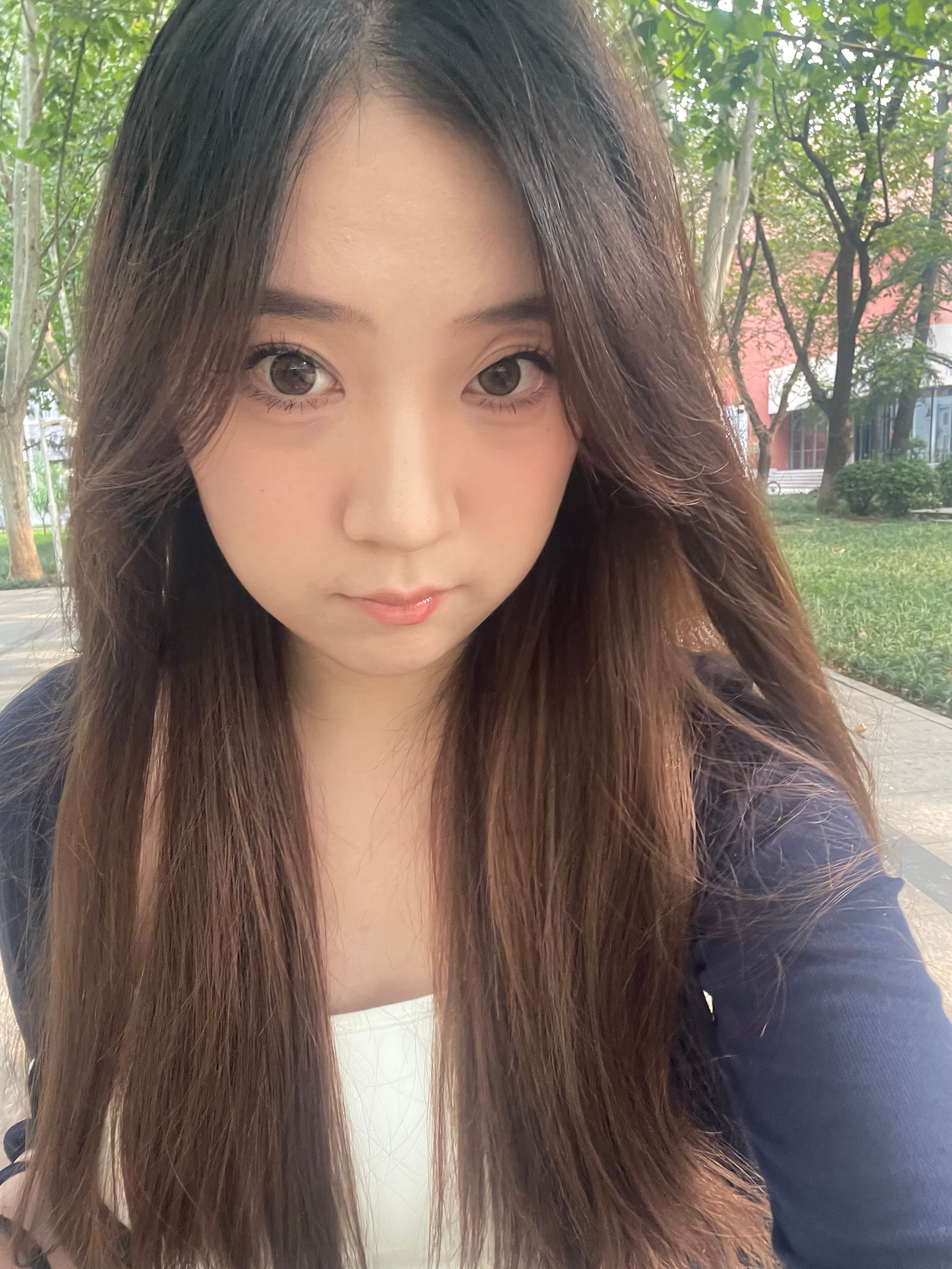 好吧其实好朋友在身边还挺幸福的嘻嘻[抱一抱] ​​​