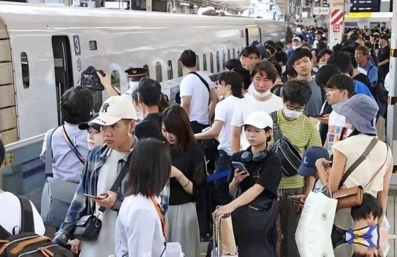 一个从日本回来的华人，说了句扎心的大实话——现在最慌的，根本不是日本人，是那些拖