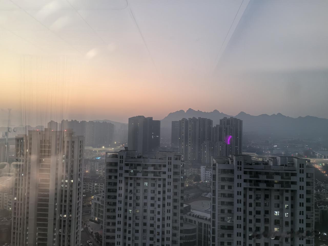 刚刚透过16层病房的玻璃窗拍摄的日出前的情景。
今天上午做完康复理疗就要办理出院