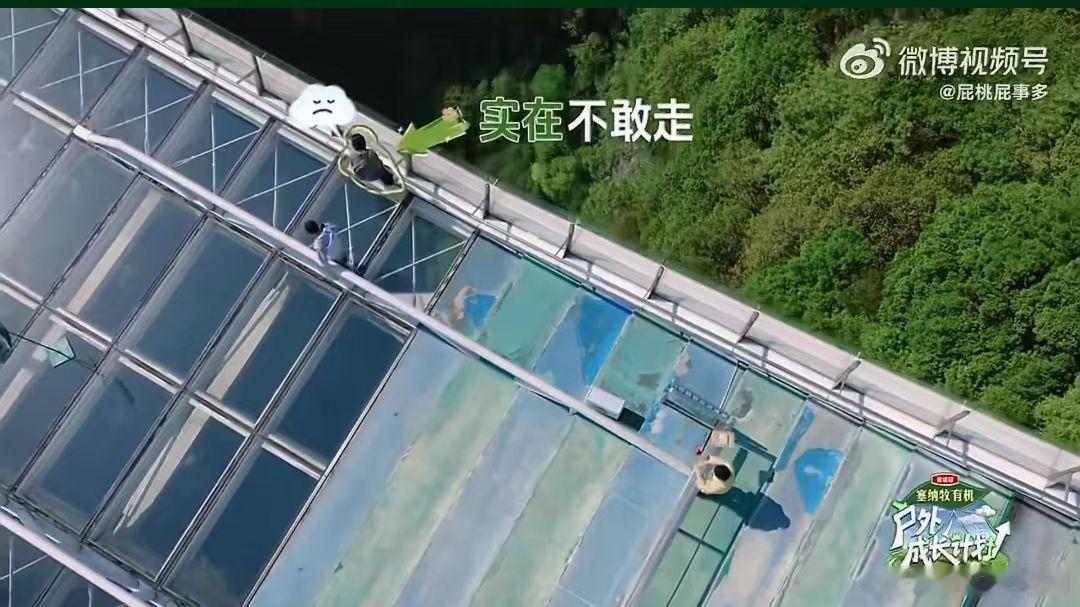 徐志胜偷偷拉尹正手了尹正说徐志胜你别拉我手 两个男生胆小贴贴的互动格外有趣，踏上