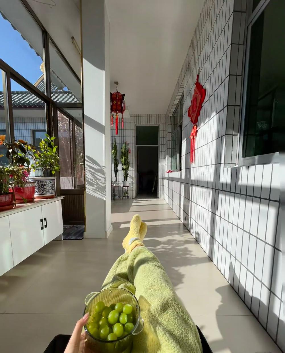 小区王姐快五十了，前阵子同学聚会，别人比包比老公，她就安安静静听着。
回来跟我说