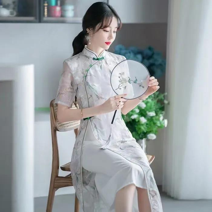 不去管，那些风中的细语，温柔了谁的耳边。也不去问，那些花中的呢喃，会遗落在谁的身