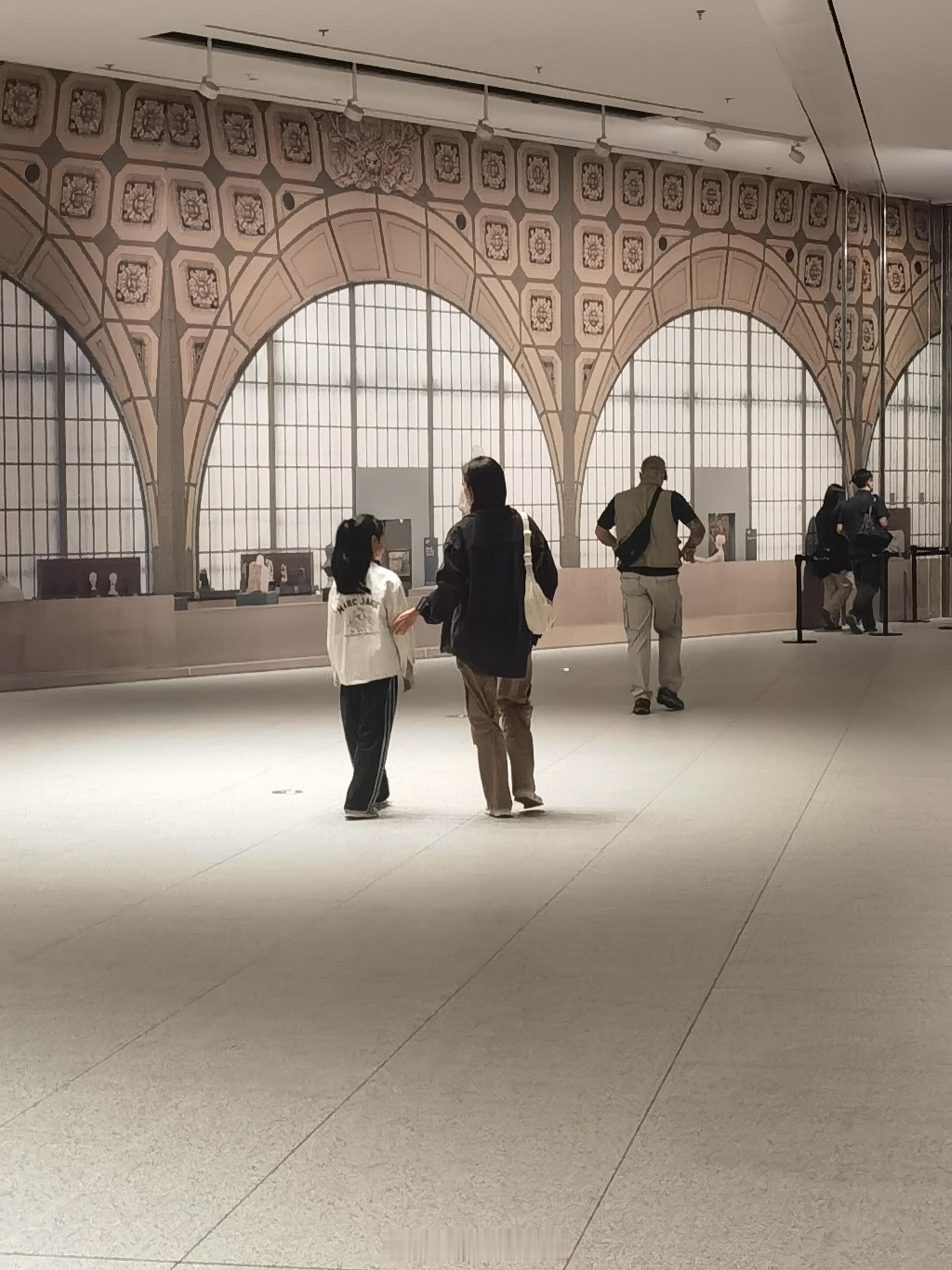 朱亚文老婆带女儿看展朱亚文10岁女儿身高 朱亚文老婆带女儿看展，10岁女儿长高到