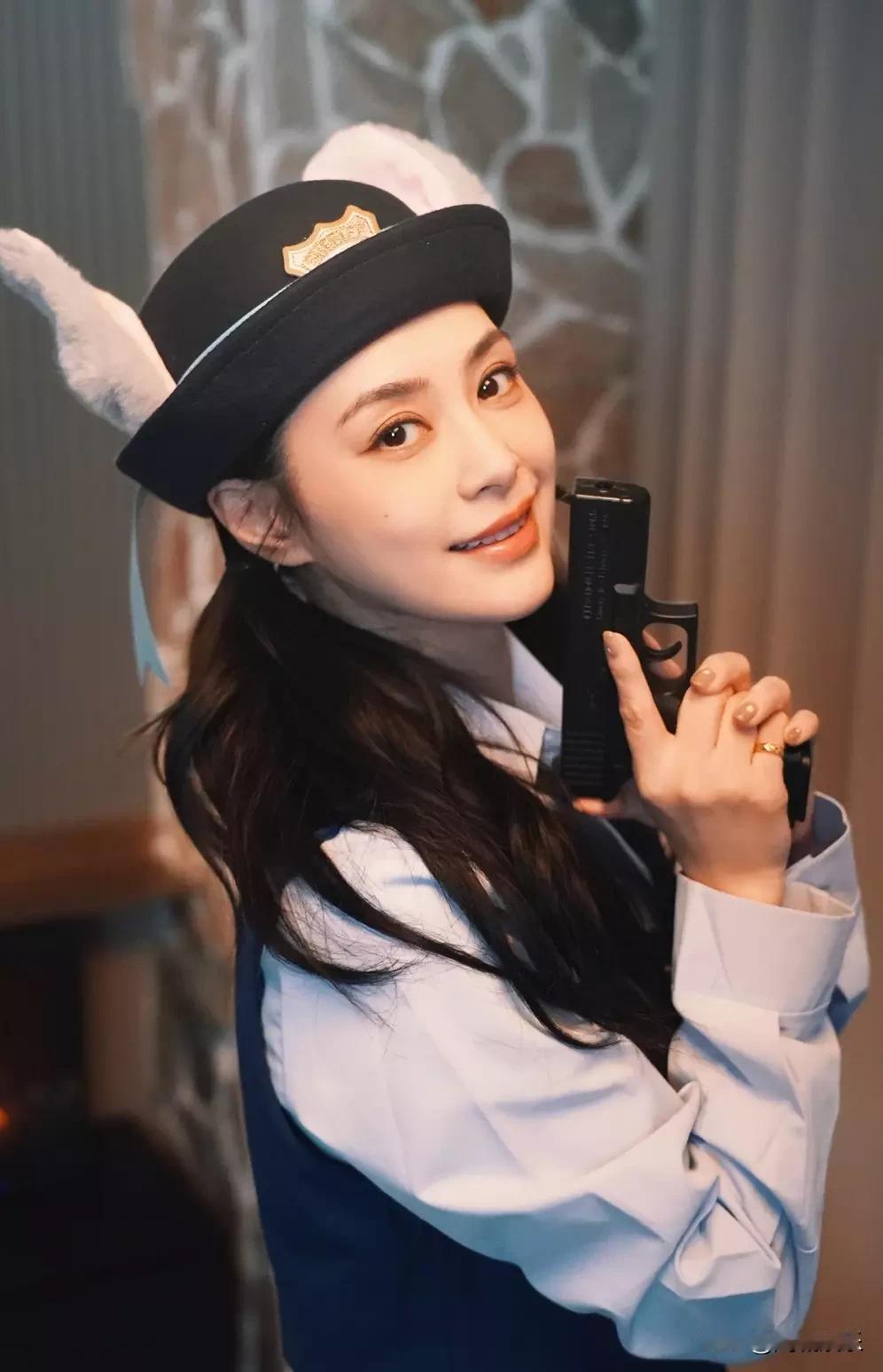 当阿娇cos兔子警官：一场跨越18年的少女感保卫战
 
2025年深秋，42岁的