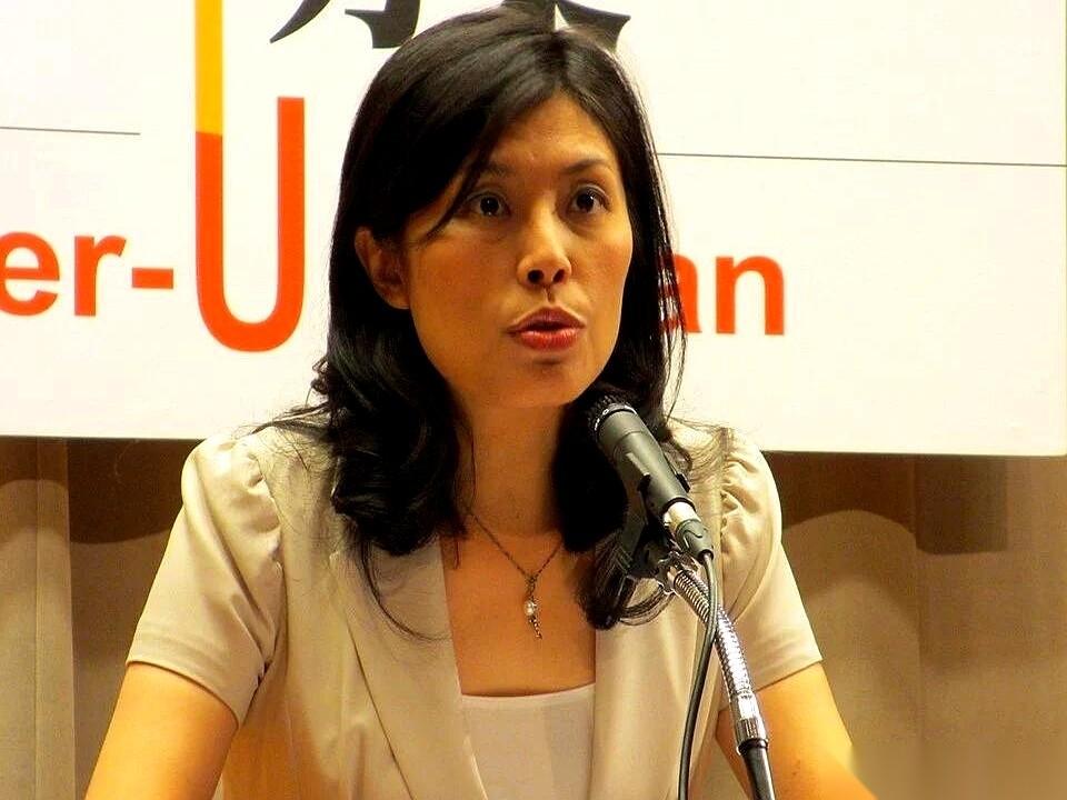 那个当年喊着“必须统一”的女人，现在也改口了。

她说，目标不是统一，也不是独立