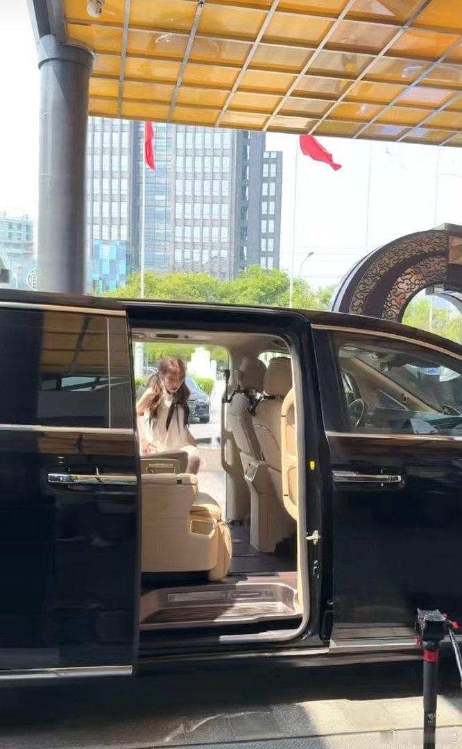 花少8 王可线下偶遇节目拍摄流程，视频出镜女生疑似王可，期待她带来轻松治愈的旅途