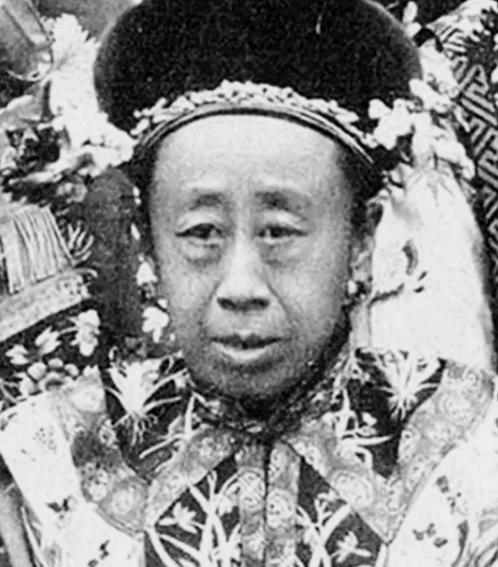 清朝，年近50岁的慈禧正在试穿新衣服，忽然听见身后有人说道：”一个老寡妇，妖里妖