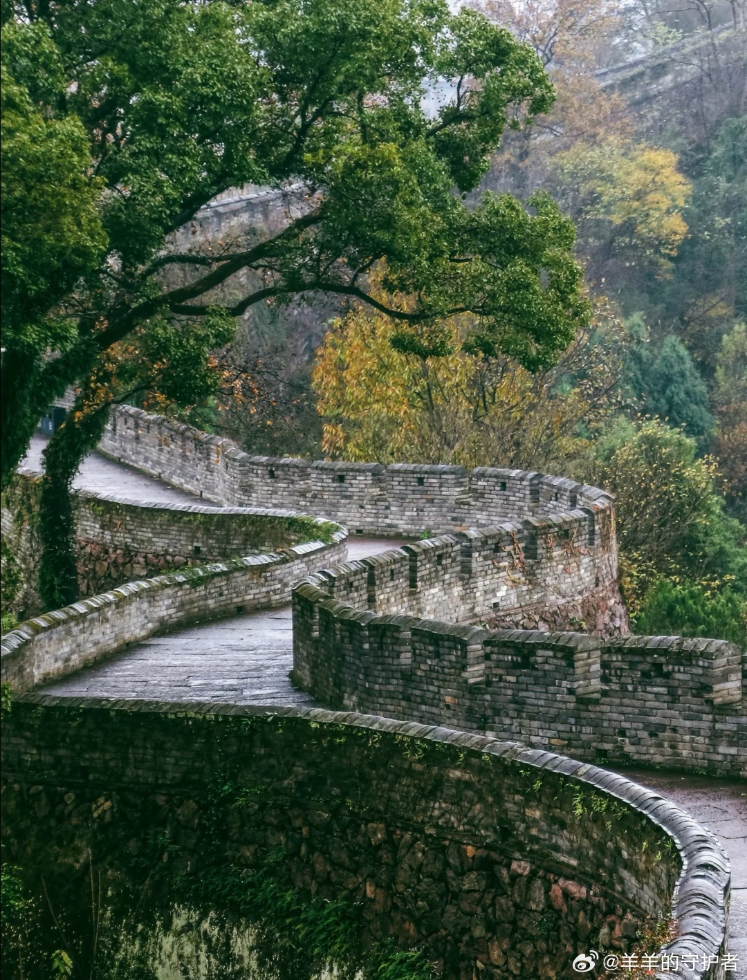 临海江南长城，一眼读懂千年古城🌧️ 石桥卧碧波，城楼隐青山长长的石阶向着云雾高