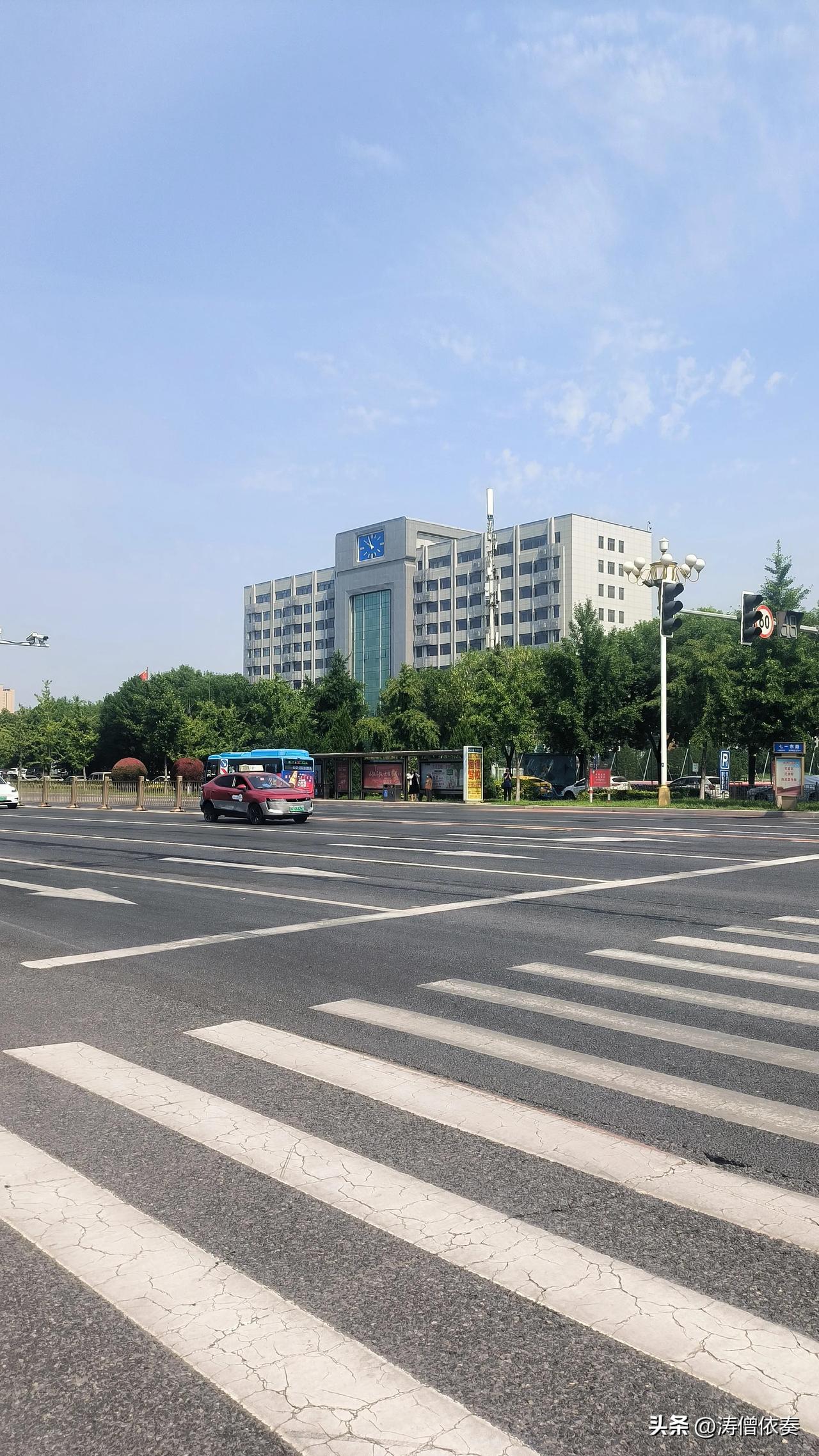 实拍七一东路｜保定开放大学，几代人的求学记忆

坐落七一路东湖片区的保定开放大学