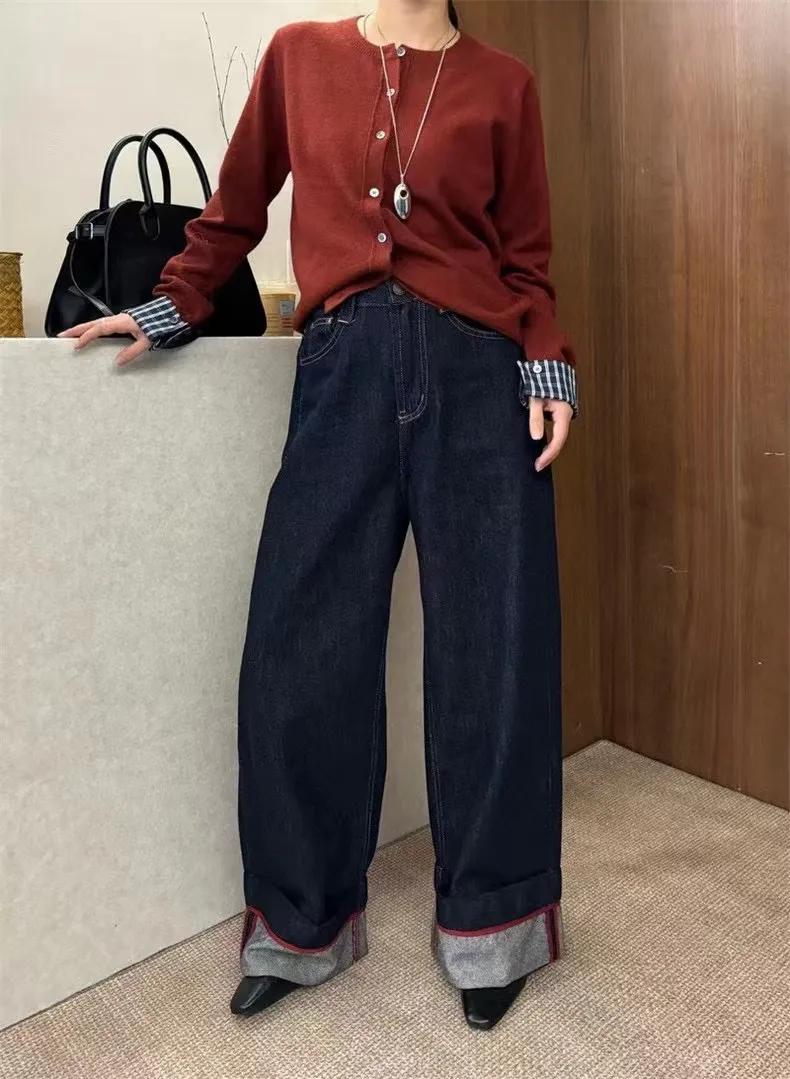 这种卷边牛仔阔腿裤，也可以穿得很时尚！
也很百搭，遵循“上紧下松”的搭配原则来挑
