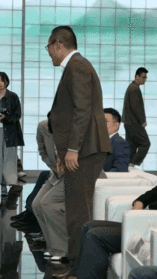郭晶晶挤不进香港的贵妇圈，却挤进了她老公都去不了的国宴，和一桌子大佬款款而谈。一