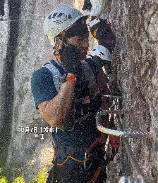 笑不活，浙江，一小伙在爬高空索道时，突然接到老师打来的电话，结果小伙接起电话后，