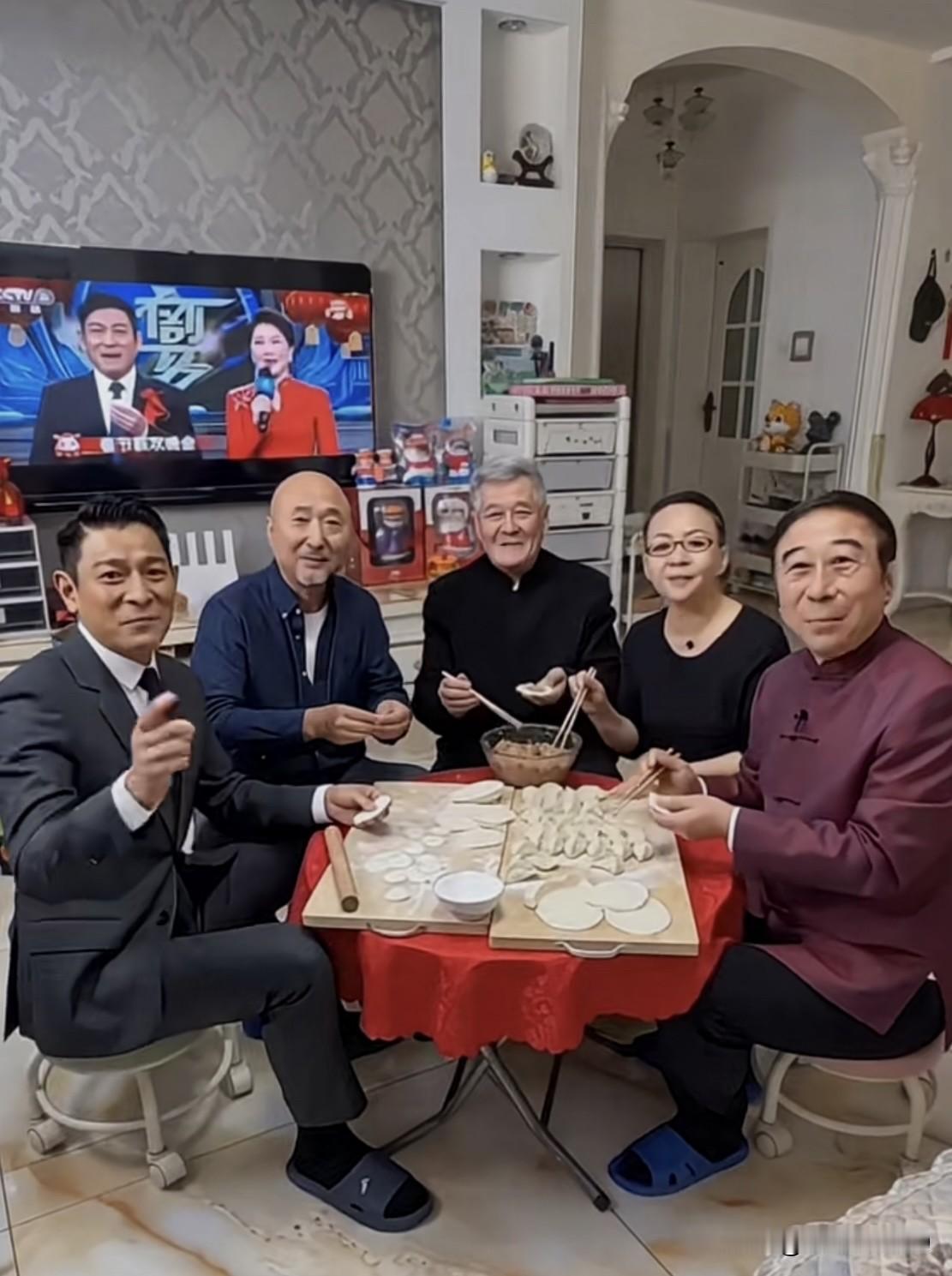 这是不是所有人都想看到的，娱乐圈的五位大咖，老艺术家们相聚在一起，亲自和面擀皮包