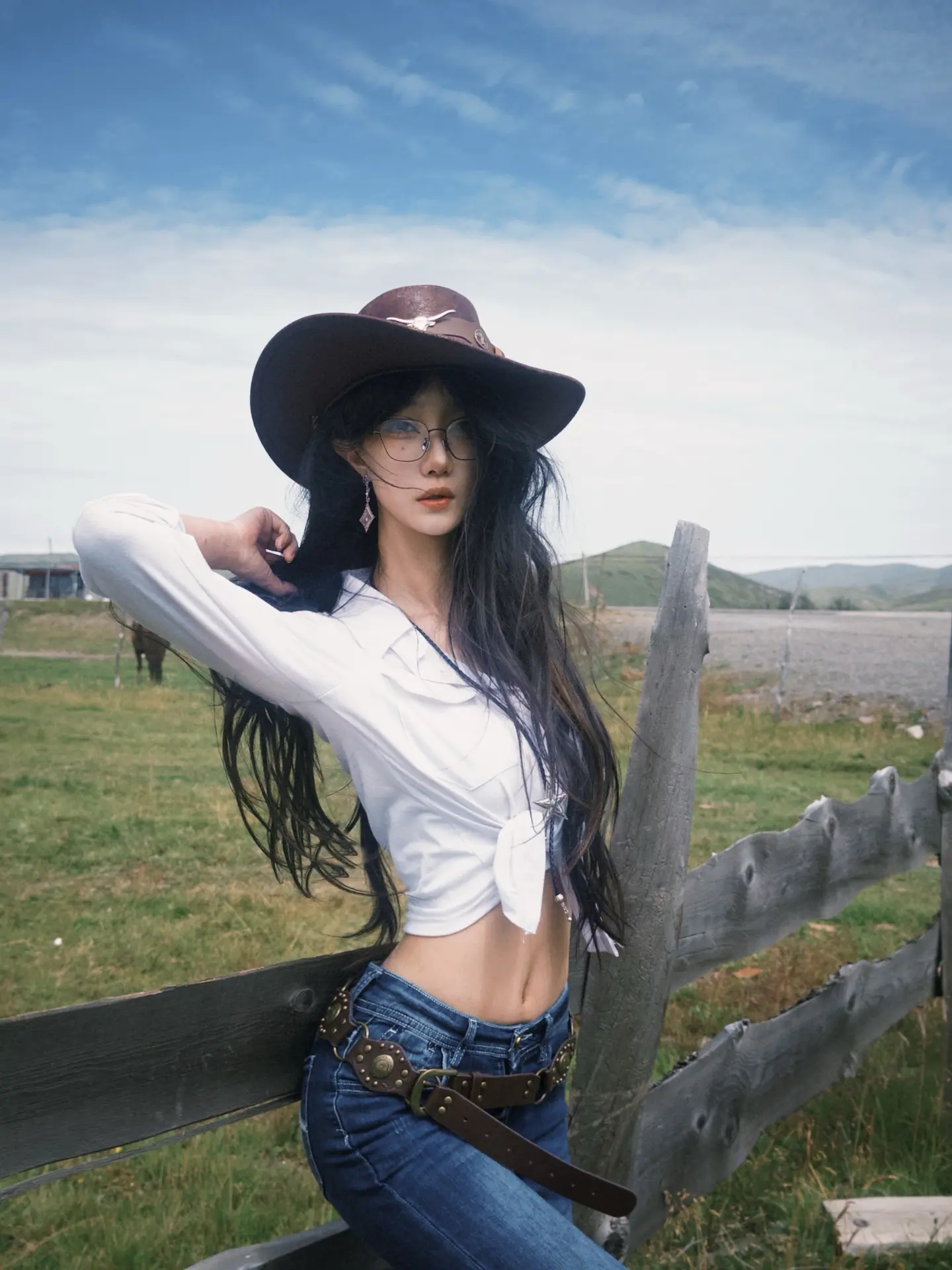 眼泪是胶水，当你用手擦去自己滔滔不绝的眼泪，就相当于离自己的灵魂距离更...