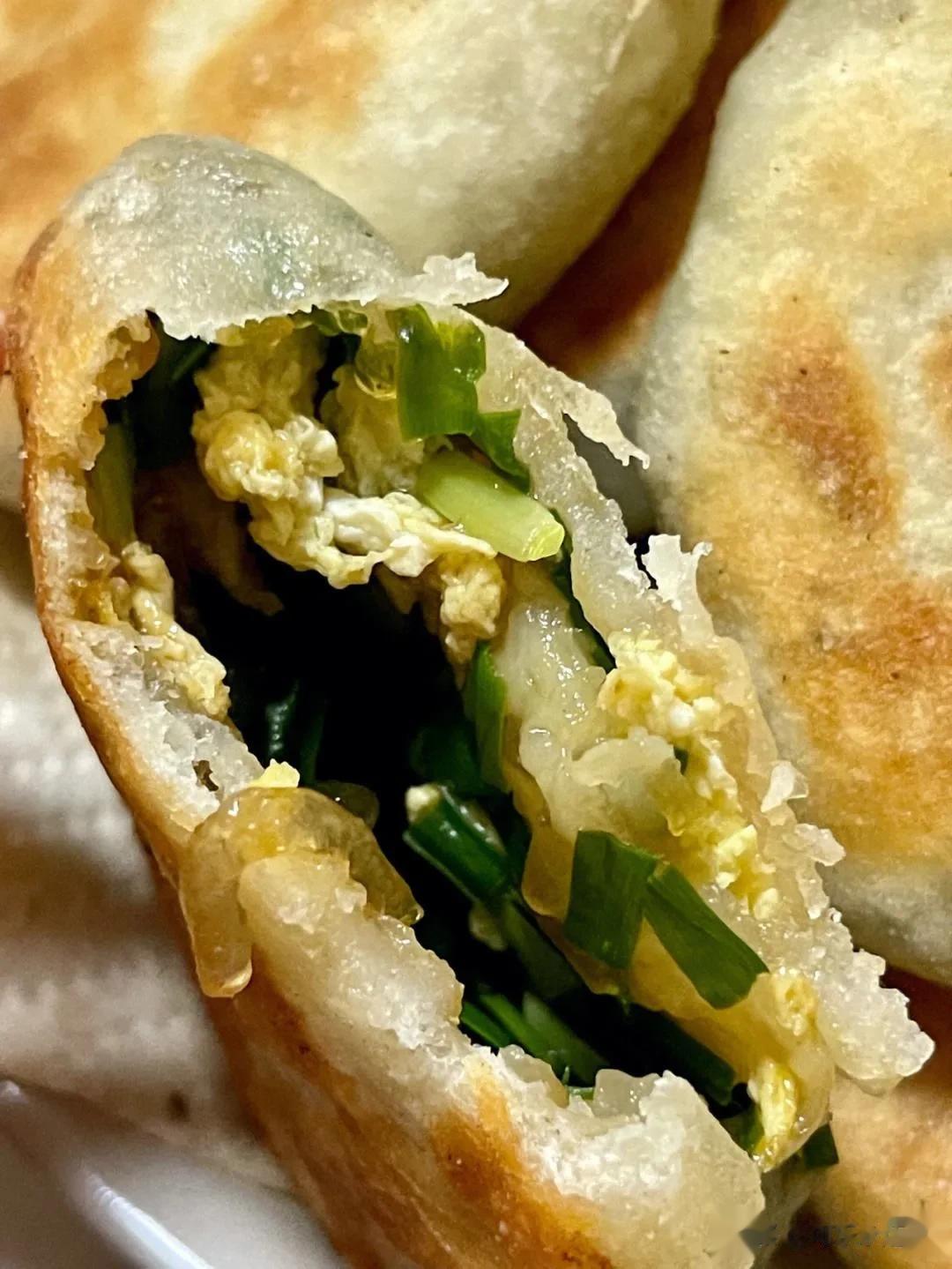 #十月美食录# 
韭菜盒子,吃一口满嘴生津,又香又脆;吃两口心旷神怡,回味无穷。