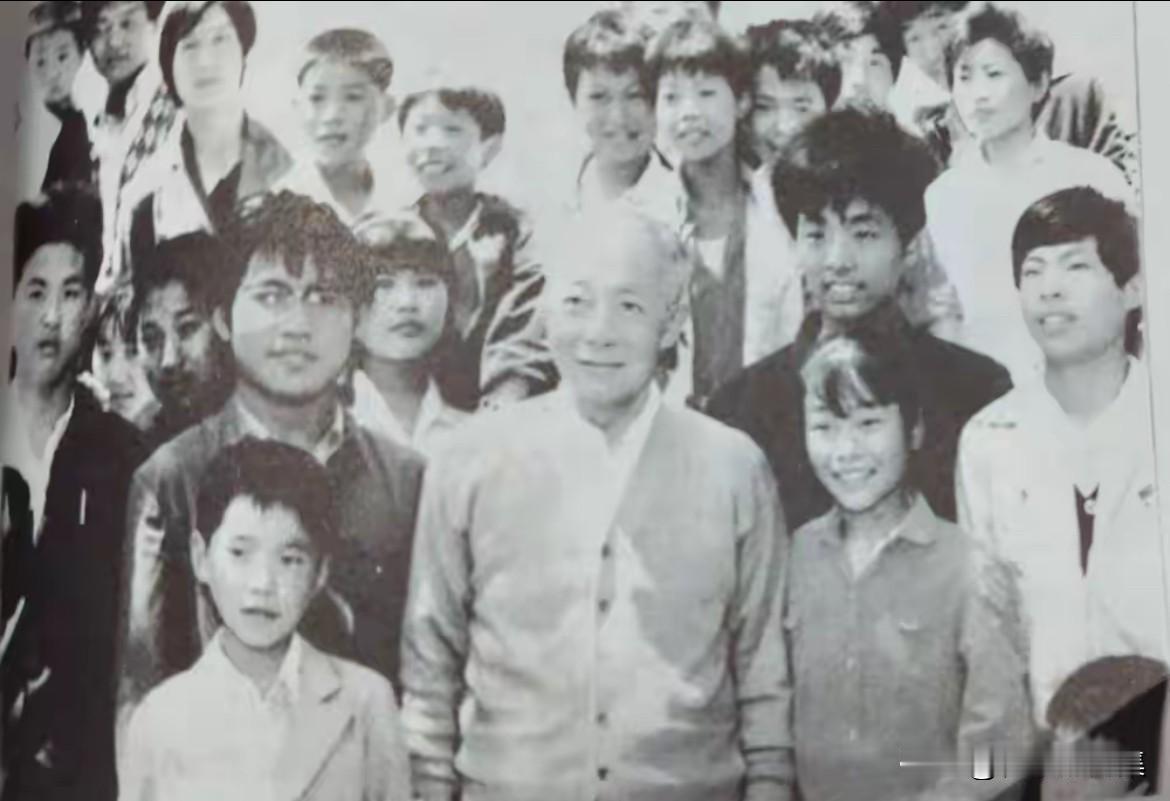 1988年5月，陈丕显同志重访江苏省盐城市射阳县耦耕堂（现耦耕镇）。这是他194