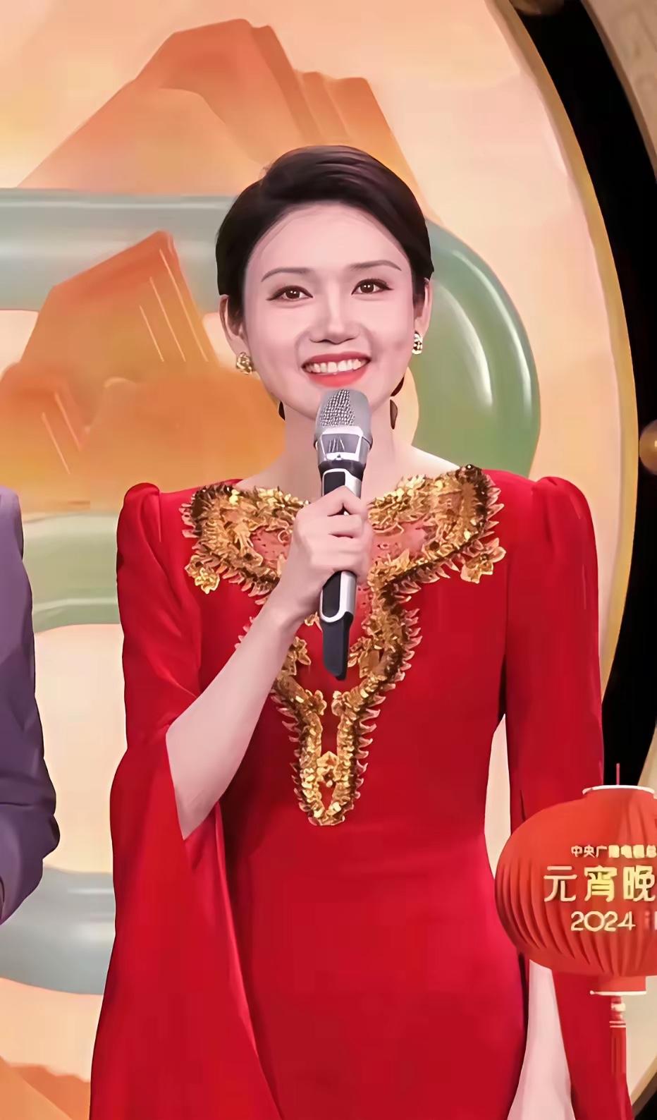 请问一下这是哪位主持人，非常漂亮