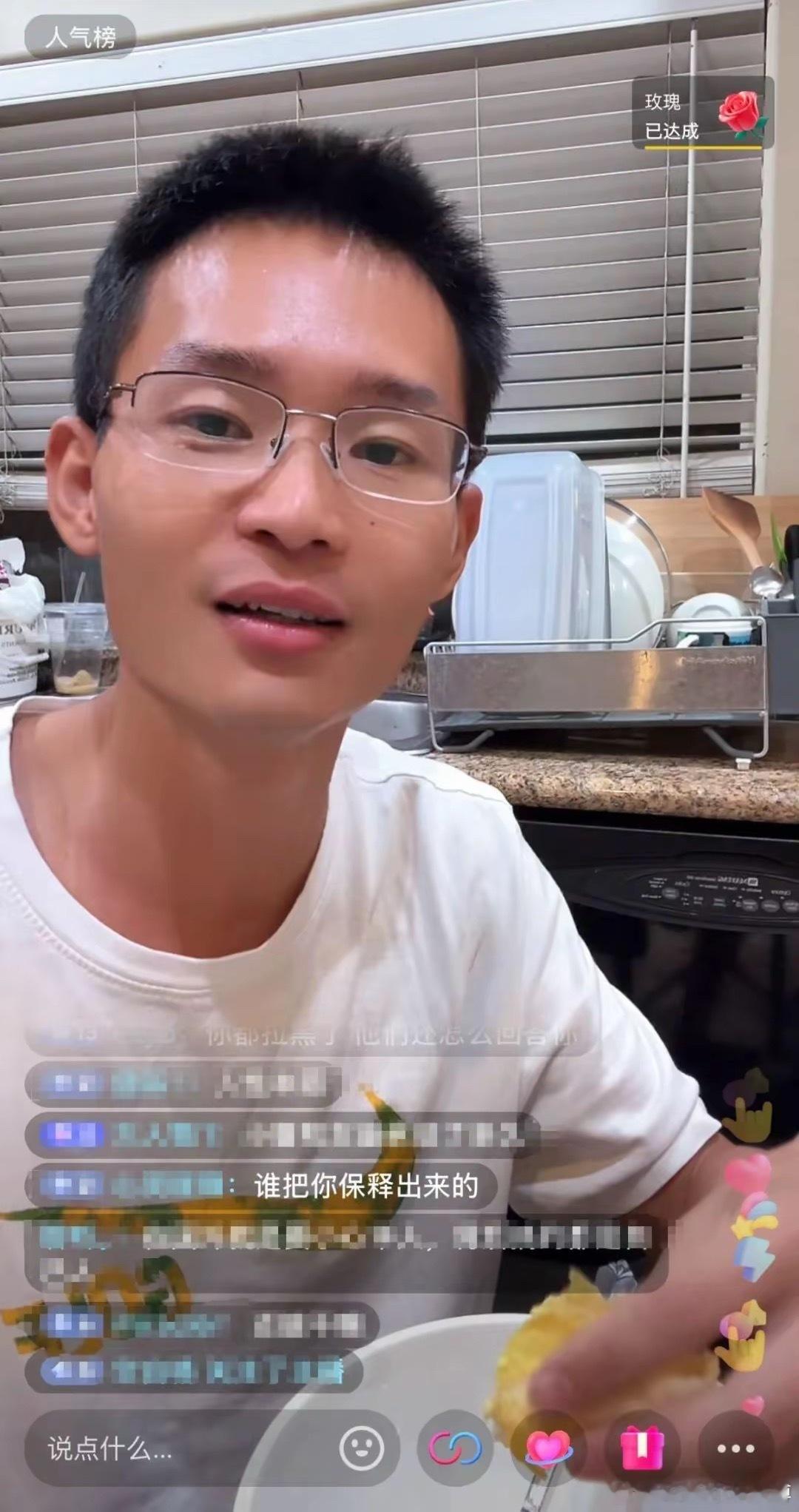 [浪][浪][话筒][话筒]美国摆摊卖酱香饼的中国小伙被捕，曾月入一两万美金！本