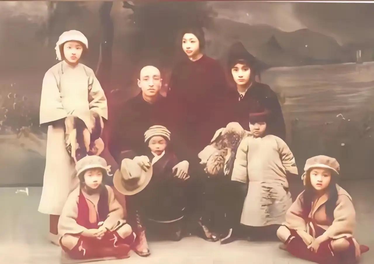 这是民国传奇女子董竹君的真实样貌，这可不是剧照，她身上有无数标签，青楼女子、弃妇
