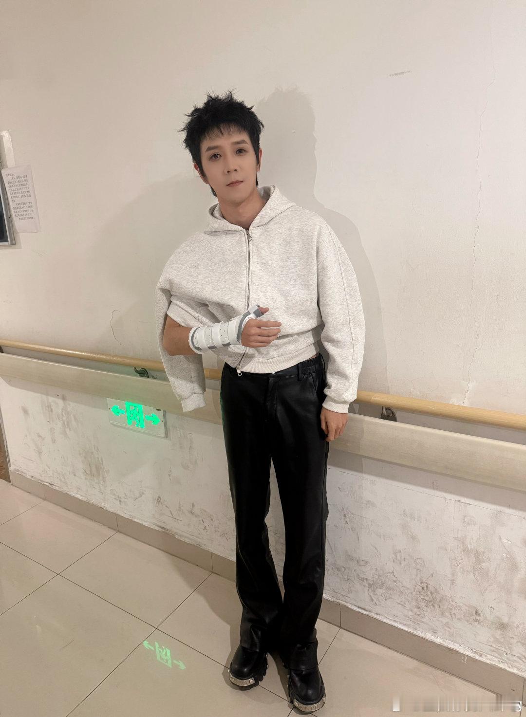 郭聪明手腕骨折 看起来好严重的样子 
