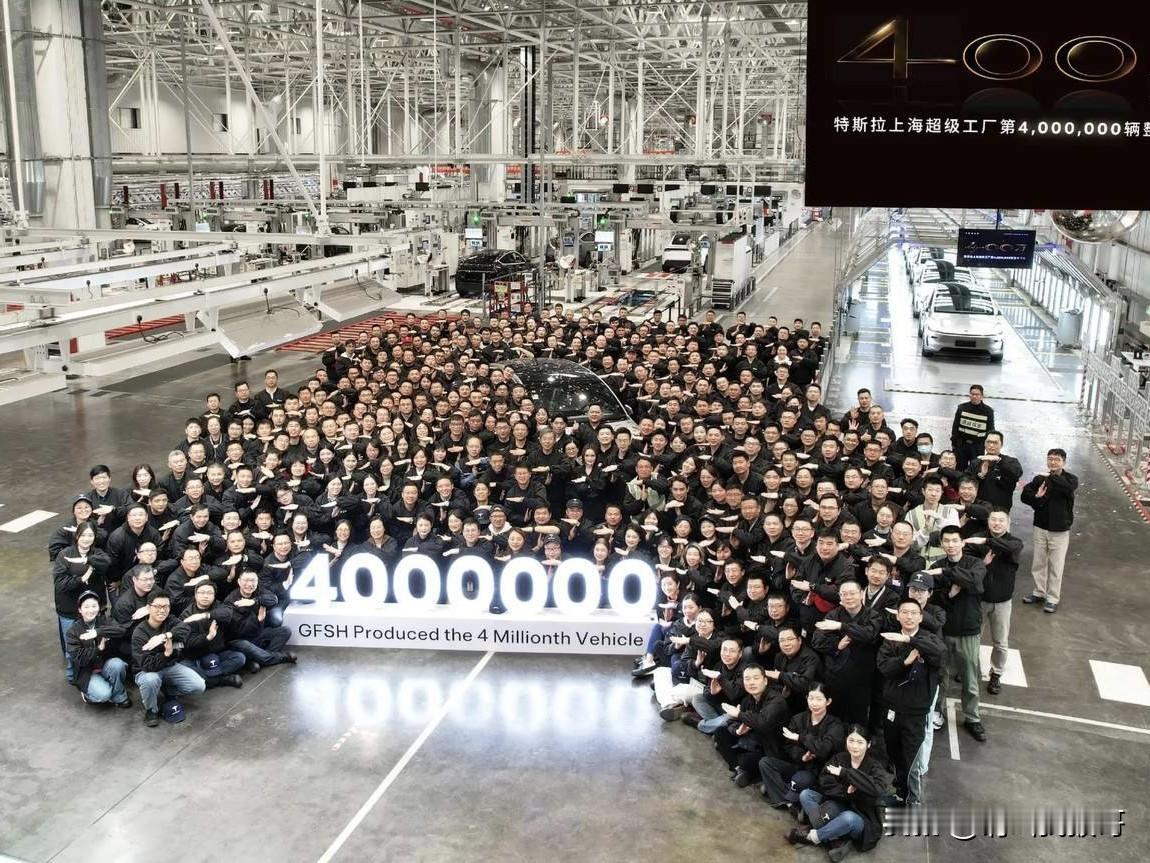 最近特斯拉上海工厂的这张合影刷爆网络，大家的焦点不是第400万辆车下线，而是这个