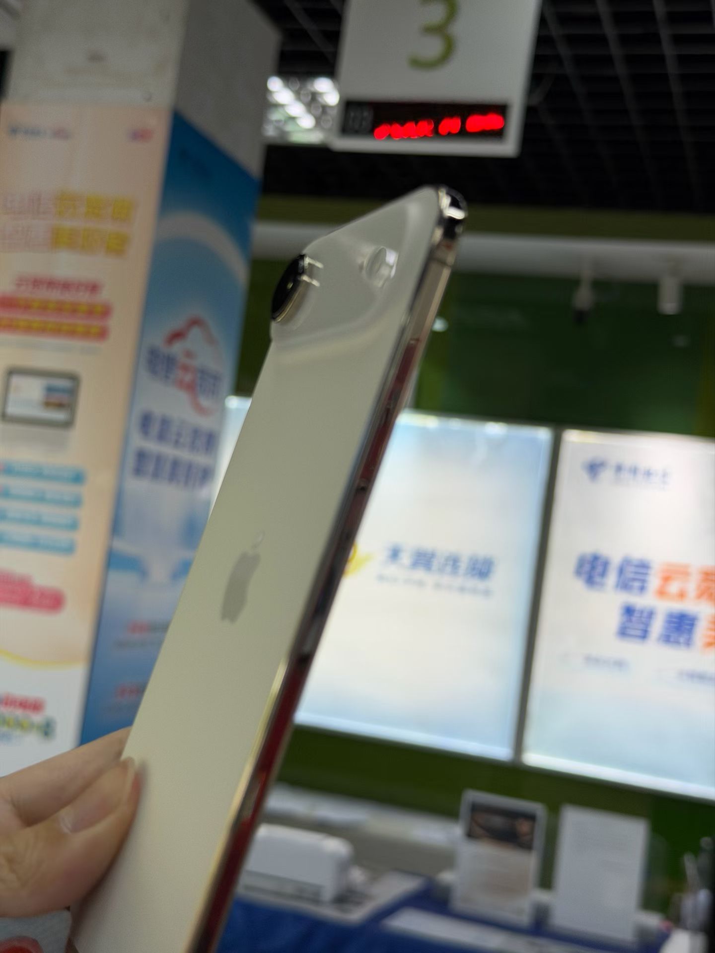 iPhone Air确实是跨时代的设计。我昨天买了一台，虽然eSIM要亲临线下，