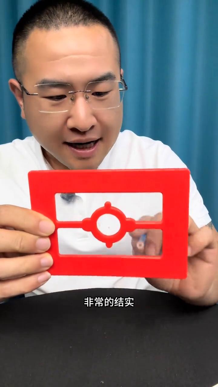 这是一个困惑我多年的魔术。
·这里有一个相框，相框的中间有一个玻璃，非常的结实，