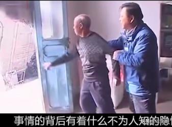 母亲联合4个女儿毒打大儿媳，父亲不但不劝阻，反尔拿着一把杀猪刀，站在一旁叫嚣：“