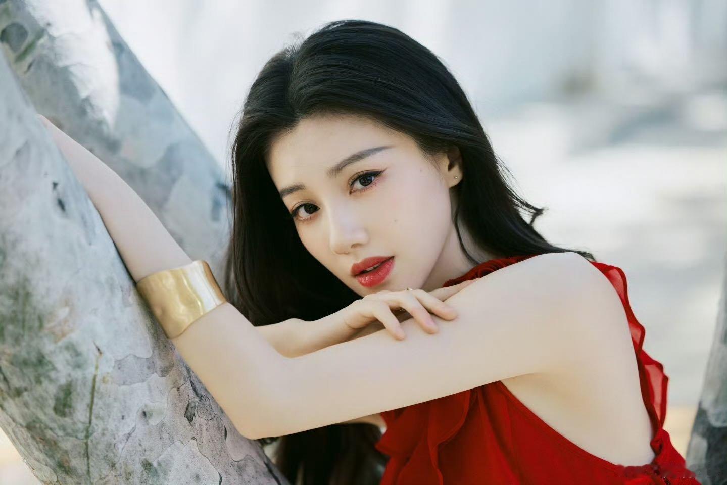 任嘉伦对王鹤润的脸下手了 笑不活了家人们！佳偶天成追剧团欢乐值直接拉满✨任嘉伦找