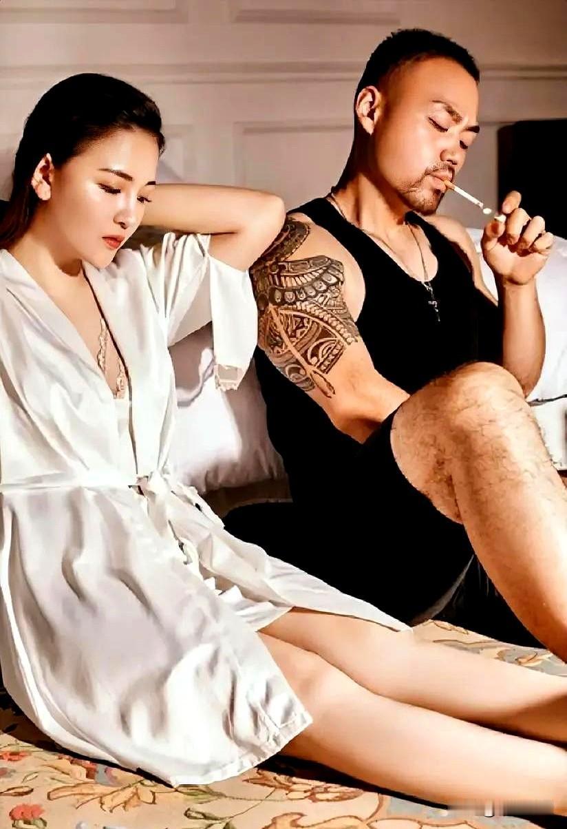 15条，把这几年散掉的婚姻挑开给人看。
夜里翻手机像破案，早上数钞票像过关，回家
