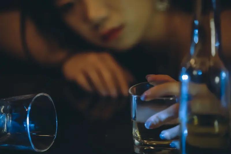 “饮尽杯中绝情酒”，这句词透着股决绝与怅惘。我对“抛开世上恼心愁”。“饮尽”对应