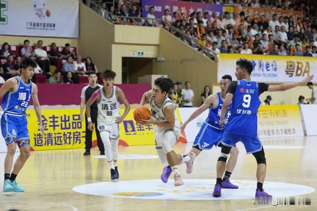 拼到最后一秒清远队虽败犹荣！4月11日，清远队在主场迎战来访的潮州队，战斗至最后