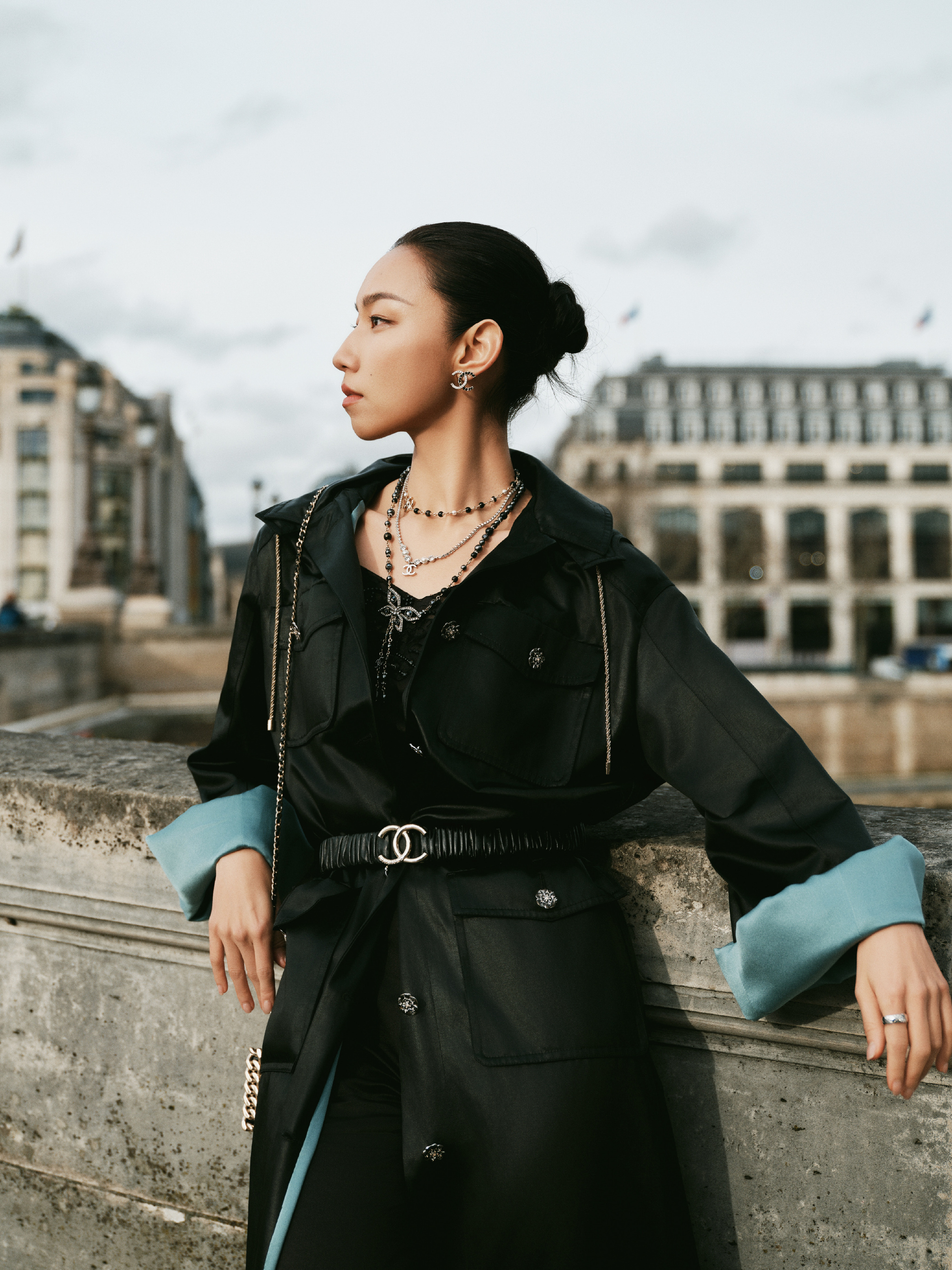 那尔那茜亮相巴黎时装周Chanel 2025秋冬大秀造型，身穿香奈儿2024/2