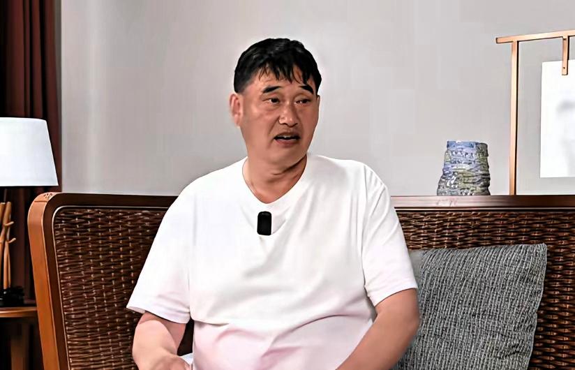 很多人成名之后，容易被外界的鲜花和赞美迷了眼，大衣哥朱之文却在访谈里说出一番清醒