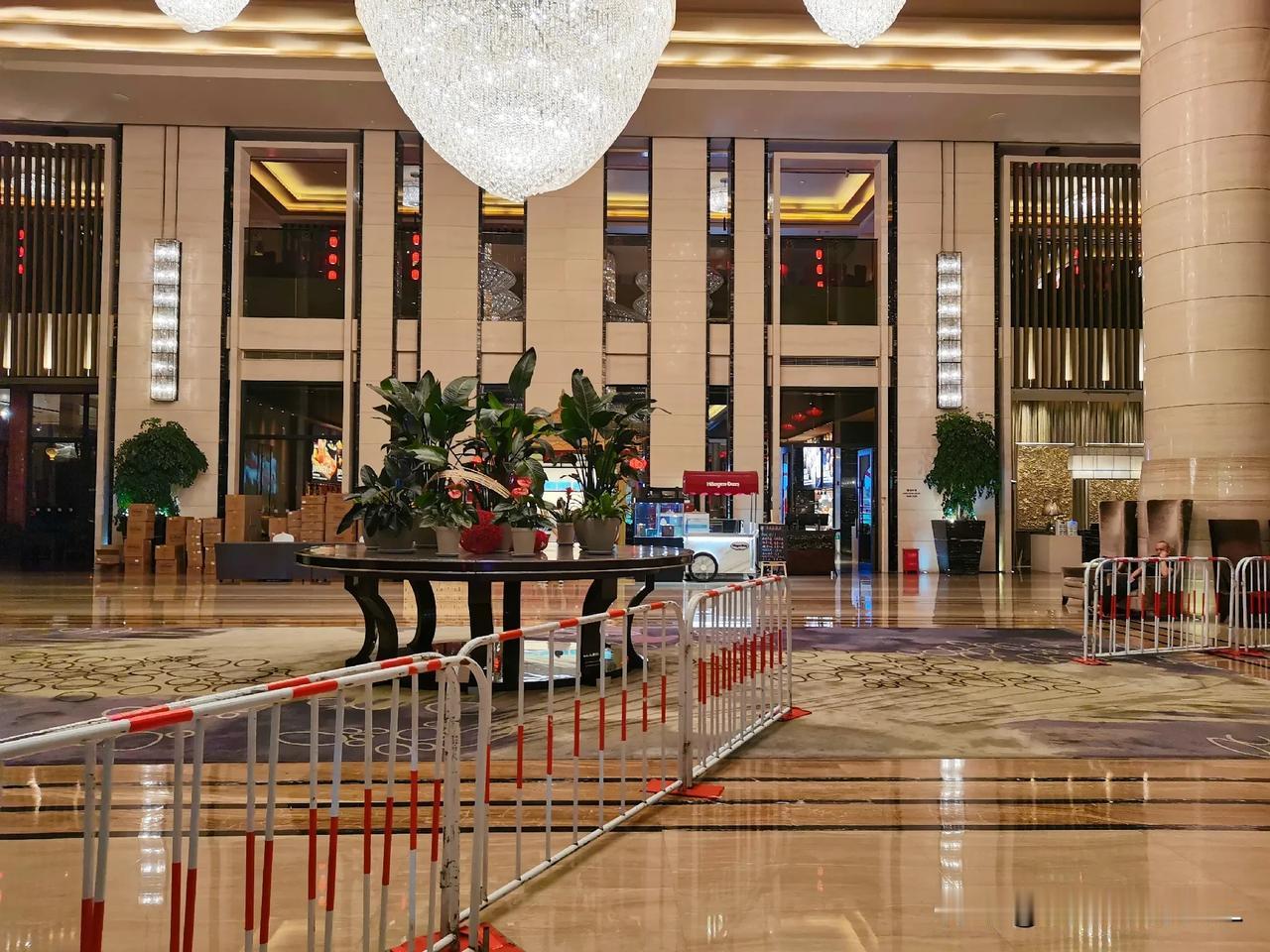 中国男足，主场大连对阵沙特

国足大连希尔顿酒店

国足从希尔顿酒店出发

提前