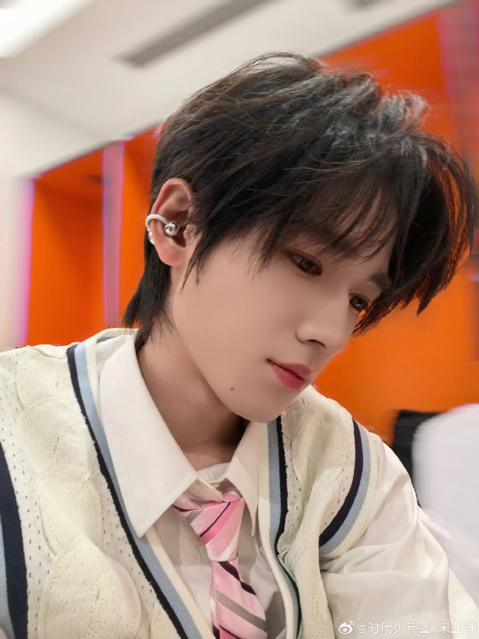 宋亚轩宋亚轩好完美的侧颜宋亚轩小宋哥哥营业今天也是被宋亚轩侧颜暴击的一天