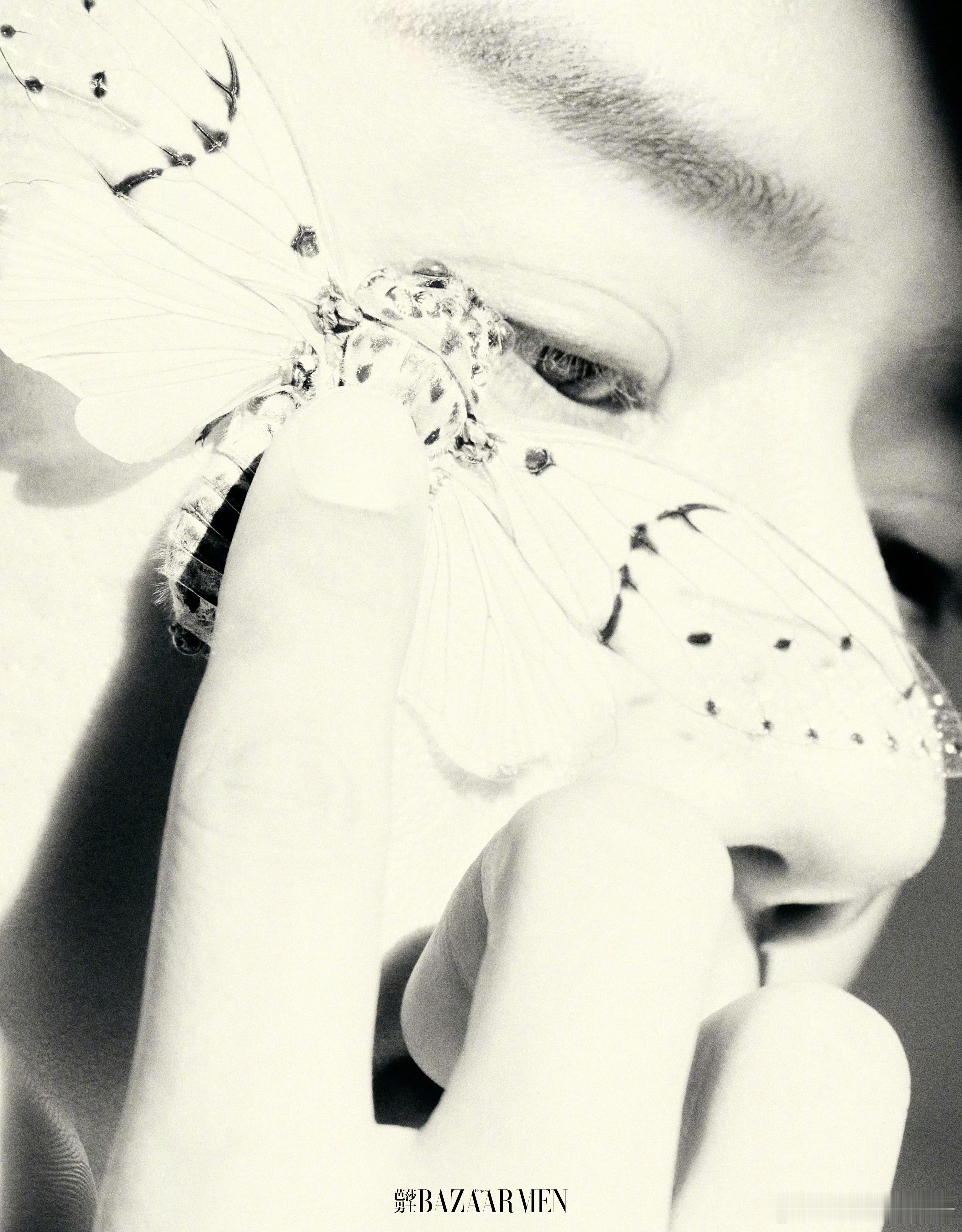 张杰寸头反差感大片《芭莎男士》内页释出，简约造型衬托深邃目光，于静谧画面中传递澎