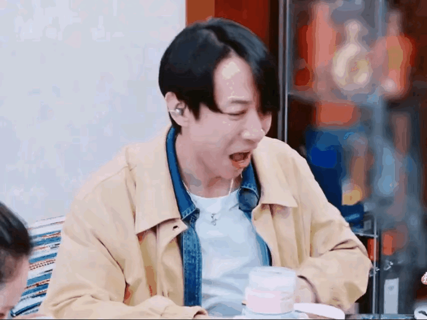 难怪董璇妈妈的落差感这么大，董璇审美降级严重，从阳刚帅气的前夫哥变成了梳着分头面