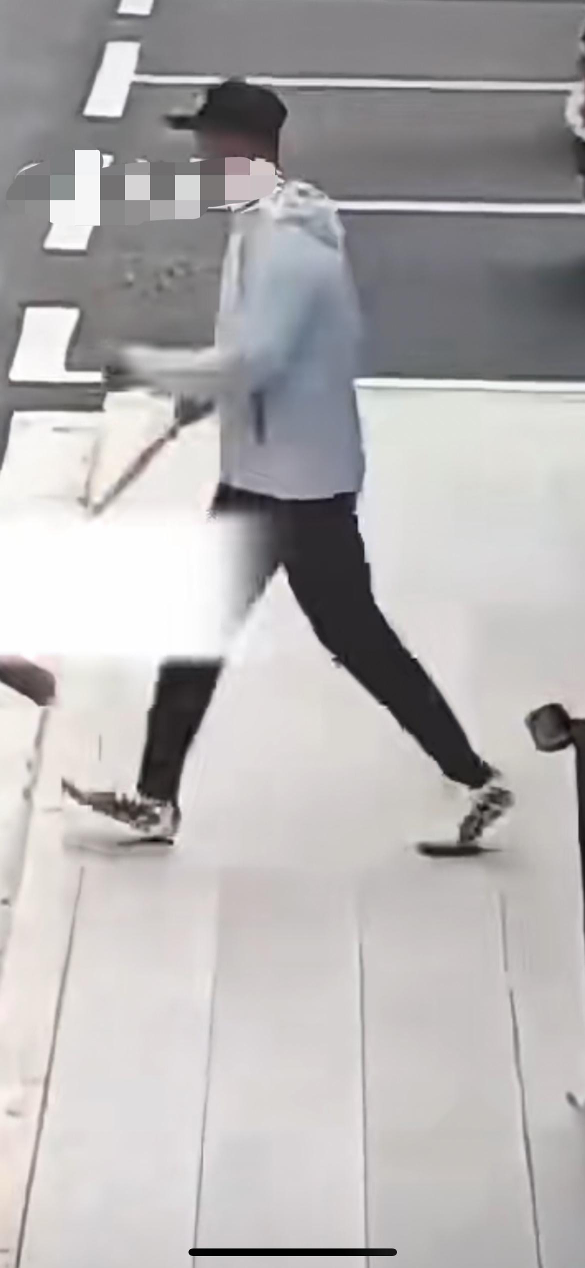 1月4日广西，夫妻两人停车场上卫生间，分别"拿"走卫生间的扫把和垃圾桶，女子将垃